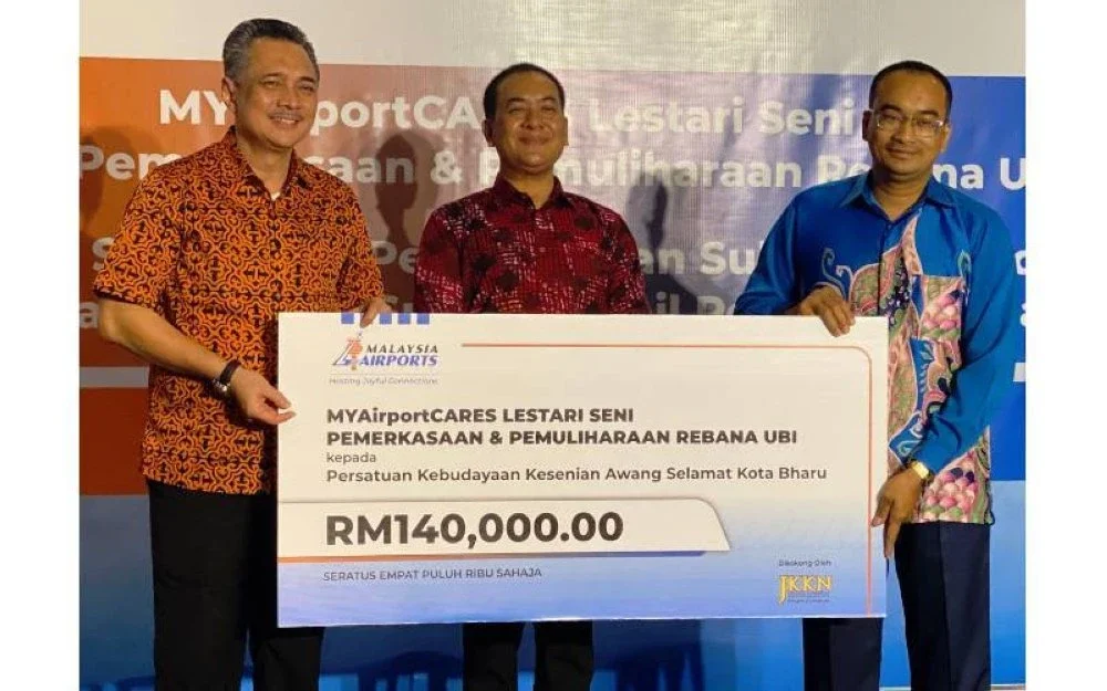 Penyerahan sumbangan bernilai RM140,000 oleh pihak MAHB kepada Persatuan Kebudayaan Kesenian Awang Selamat, disampaikan oleh Mohd Izani (kiri) disaksikan oleh Rosnan ( tengah).