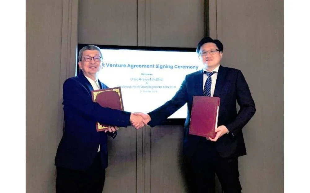 Pengerusi Eksekutif Kumpulan LBS, Tan Sri Dato’ Sri Ir (Dr.) Lim Hock San,bersama Pengerusi Eksekutif Kumpulan Oriental Holdings Berhad, Datuk Loh Kian Chong, bertukar dokumen selepas majlis menandatangani Perjanjian Usahasama
pada 27 Oktober 2025 di Pulau Pinang.