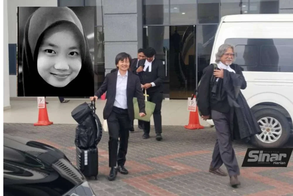 Joan (kiri) bersama rakan sepasukannya Ram di pekarangan Kompleks Mahkamah Kota Kinabalu pada Isnin.