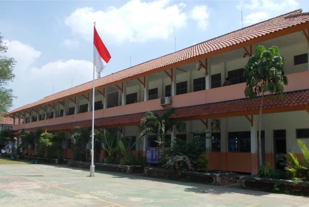 Pelajaran bahasa Inggeris bermula dari Tahun Tiga sekolah rendah di negara berkenaan. - Gambar hiasan