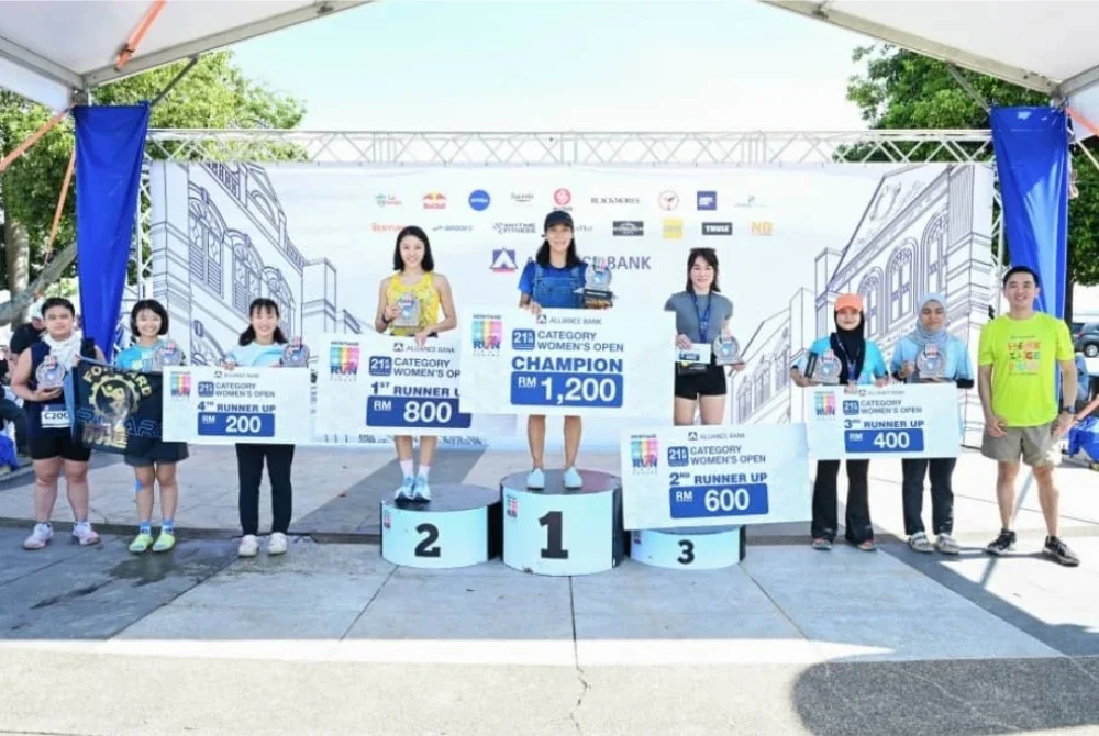 Lima terbaik kategori wanita terbuka 21km bersama hadiah masing-masing.