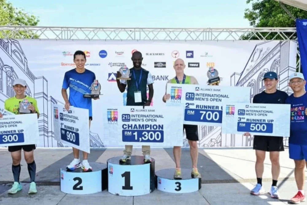 Lima terbaik kategori lelaki terbuka 21km bersama hadiah masing-masing.