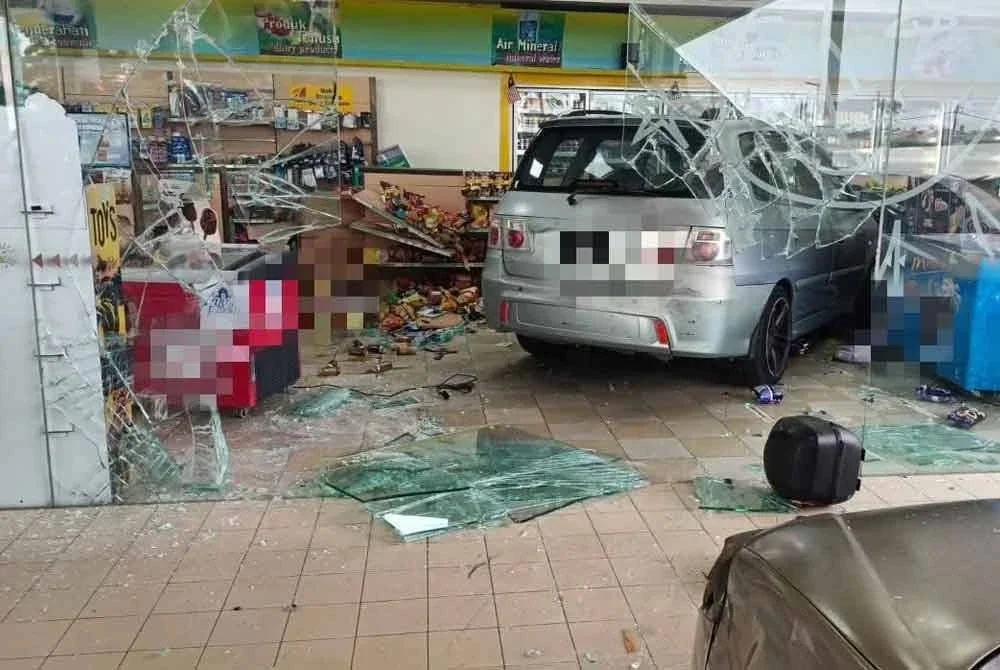 Keadaan pintu kaca stesen minyak selepas dirempuh sebuah kereta dipandu warga emas di Permas, Pontian pada Isnin. - Foto tular