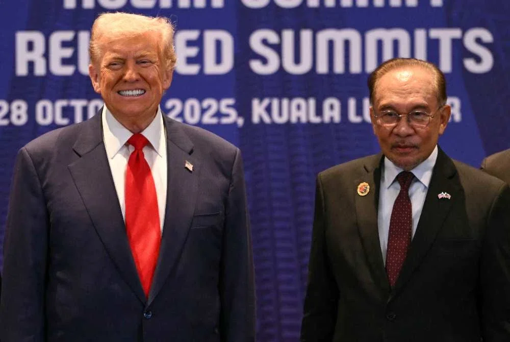 Trump (kiri) bergambar bersama Anwar semasa pertemuan dua hala di sela-sela Sidang Kemuncak ASEAN ke-47 yang berlangsung di Kuala Lumpur pada 26 Oktober 2025. Foto AFP