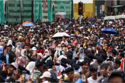 Masyarakat berperanan dalam membentuk sahsiah generasi muda. Gambar hiasan 