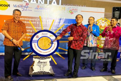 Mohd Izani (kiri) bersama Rosnan (tiga dari kanan) semasa melancarkan program MYAirportCARES Lestari Seni Majlis Pemerkasaan dan Pemuliharaan Rebana Ubi Serta Sambutan Penerbangan Sulung Scoot dari Singapura ke Kota Bharu di Lapangan Terbang Sultan Ismail Petra, Kota Bharu pada Ahad malam.
