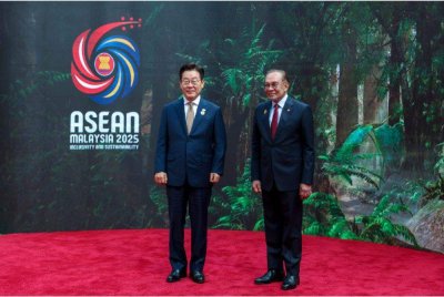 Anwar (kanan) menyambut mesra Presiden Korea Selatan, Lee Jae Myung pada Sidang Kemuncak ASEAN ke-47 dan Sidang Kemuncak Berkaitan di Pusat Konvensyen Kuala Lumpur (KLCC) pada Isnin. Foto Bernama