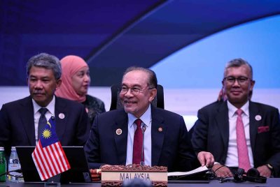 Anwar bersama Menteri Luar, Datuk Seri Mohamad Hasan dan Menteri Pelaburan, Perdagangan dan Industri, Tengku Datuk Seri Zafrul Abdul Aziz semasa Sidang Kemuncak ASEAN-Republik Korea ke-26 sempena Sidang Kemuncak ASEAN ke-47 dan Sidang Kemuncak Berkaitan di Pusat Konvensyen Kuala Lumpur pada Isnin. Foto Bernama