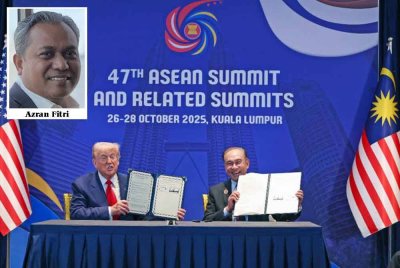 Anwar (kanan) dan Trump semasa mesyuarat dua hala yang diperluas di luar Sidang Kemuncak ASEAN ke-47 dan Sidang Kemuncak Berkaitan di Pusat Konvensyen Kuala Lumpur (KLCC). Foto Bernama 