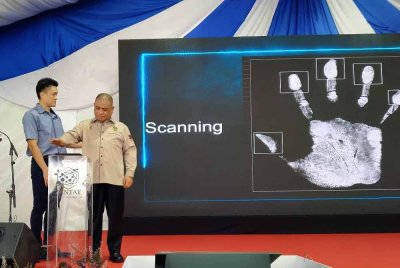 Saarani (kanan) menyempurnakan gimik Pelancaran Makmal Penyelidikan dan Pembangunan Makmal Inovasi Poly Cal Zantat di Zantat Sdn Bhd, Kawasan Industri Batu Kapur, Keramat Pulai, Kampung Kepayang pada Isnin.