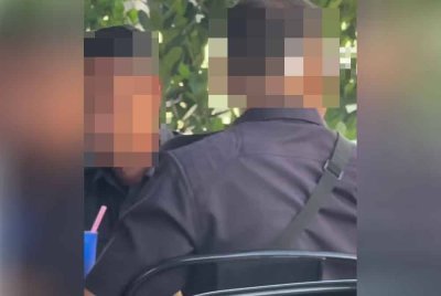 Tangkap layar tular menunjukkan anggota polis merokok di sebuah restoran di Kluang.