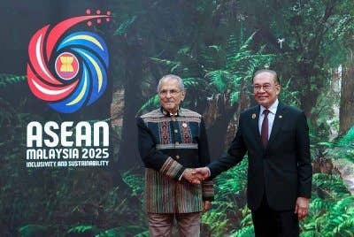 Perdana Menteri, Datuk Seri Anwar Ibrahim (kanan) menyambut mesra Presiden Timor Leste, Jose Ramos-Horta pada Sidang Kemuncak ASEAN ke-47 dan Sidang-sidang Berkaitan di Pusat Konvensyen Kuala Lumpur. Foto Bernama