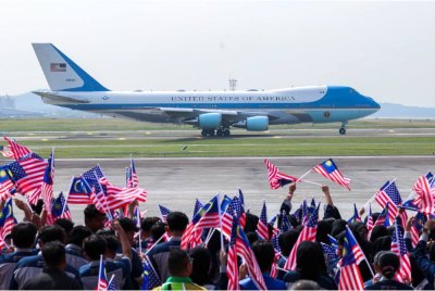 Pesawat rasmi, Air Force One yang berlepas pada jam 10.06 pagi menandakan berakhirnya lawatan dua hari Trump ke Malaysia. Foto Bernama