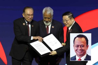 Perdana Menteri, Datuk Seri Anwar Ibrahim menyerahkan dokumen Deklarasi Kemasukan Timor-Leste ke dalam ASEAN kepada Setiausaha Agung ASEAN, Dr. Kao Kim Hourn (kanan) sambil disaksikan oleh Perdana Menteri Timor-Leste, Kay Rala Xanana Gusmao semasa pembukaan Sidang Kemuncak ASEAN ke-47 dan Pusat Konvensyen Berkaitan (KLCC). Foto Bernama (Gambar kecil: Syirfan Indra)