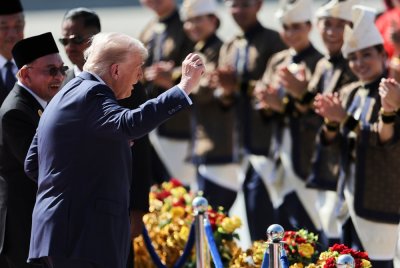 Trump menari secara spontan mengikut kumpulan penari tradisional tempatan sebaik sahaja tiba di Lapangan Terbang Antarabangsa Kuala Lumpur (KLIA) pada Ahad.