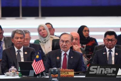 Anwar ketika menyampaikan ucaptama pada Sidang Kemuncak Asia Timur Ke-20, pada Isnin. - Foto: SINAR HARIAN/ ROSLI TALIB