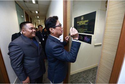 Azam merasmikan Bilik Mesyuarat Pak Sako milik Bahagian Komunikasi Strategik (BKS) SPRM pada Isnin.