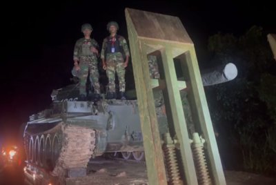 Tangkap layar video AKP menunjukkan tentera Kemboja menarik balik senjata berat mereka di sepanjang sempadan pertikaian dengan Thailand pada Ahad selepas menandatangani Perjanjian Damai KL.