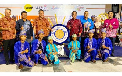 Rosnan (empat, kanan) serta Mohd Izani (tiga,kiri) bersama sebahagian daripada mereka yang hadir pada MYAirportCARES Lestari Seni, Majlis Pemerkasaan dan Pemuliharaan Rebana Ubi dan Sambutan Penerbangan Sulung Scoot di LTSIP, Kota Bharu pada Ahad.
