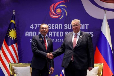 Anwar bersalaman dengan Timbalan Perdana Menteri Rusia, Aleksey Overchuk semasa pertemuan dua hala di sela-sela Sidang Kemuncak ASEAN ke-47 dan Sidang Kemuncak Berkaitan di KLCC pada Isnin. Foto Bernama