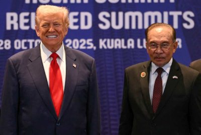 Trump (kiri) bergambar bersama Anwar semasa pertemuan dua hala di sela-sela Sidang Kemuncak ASEAN ke-47 yang berlangsung di Kuala Lumpur pada 26 Oktober 2025. Foto AFP