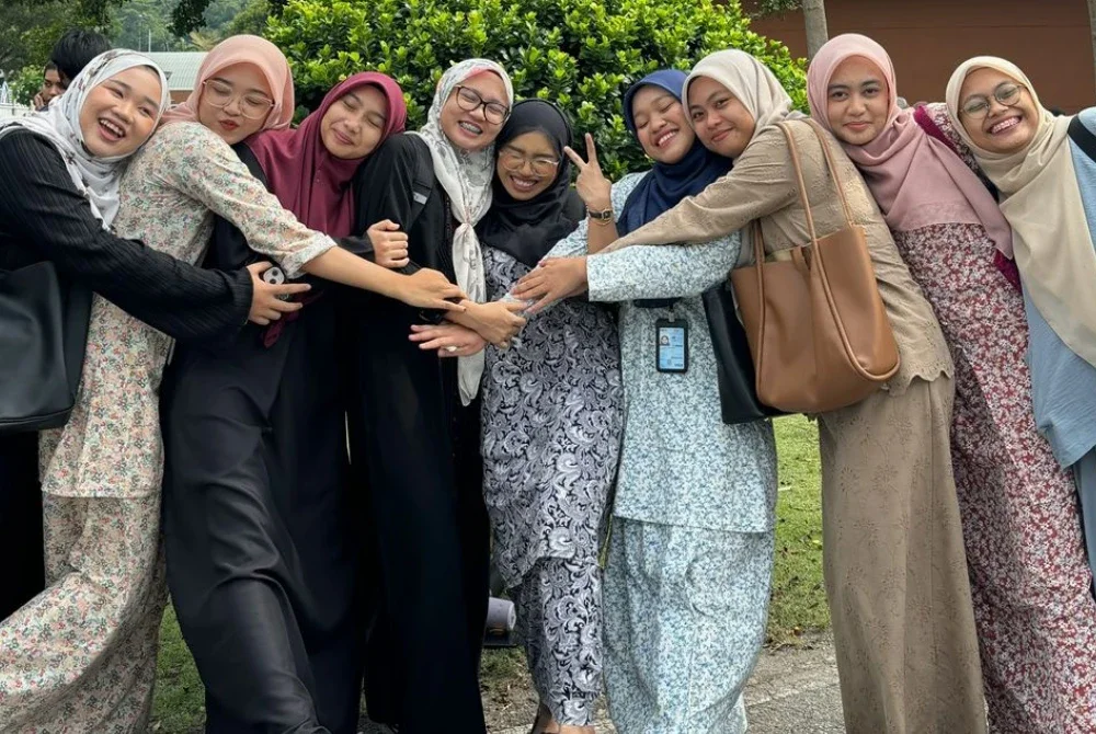 Nur Izzaty (kanan) bersama rakan-rakannya.
