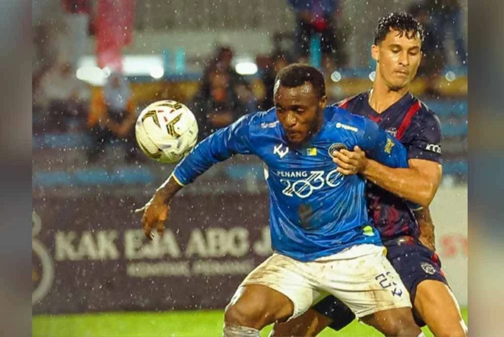 Kipre Tchetche (kiri) dijangka mengetuai jentera serangan Penang FC di SSI.