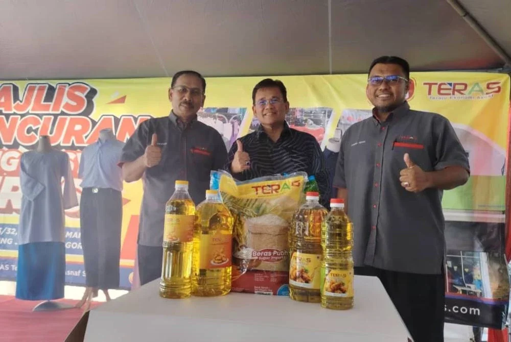 Dari kanan: Mohd Hasnil, Salehuddin dan Bakhtiar turut menyokong promosi barangan makanan berjenama Teras seperti beras dan minyak masak pada majlis berkenaan.