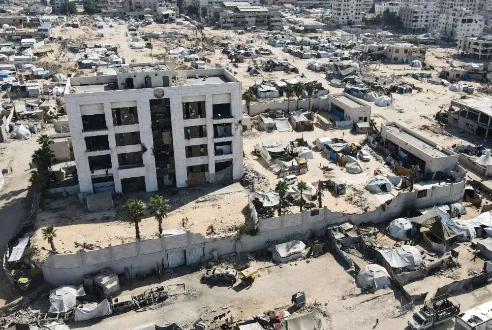 Pemandangan udara menunjukkan deretan khemah yang menempatkan penduduk Palestin yang kehilangan tempat tinggal di kawasan sekitar pelabuhan bandar Gaza yang musnah akibat perang. Foto AFP