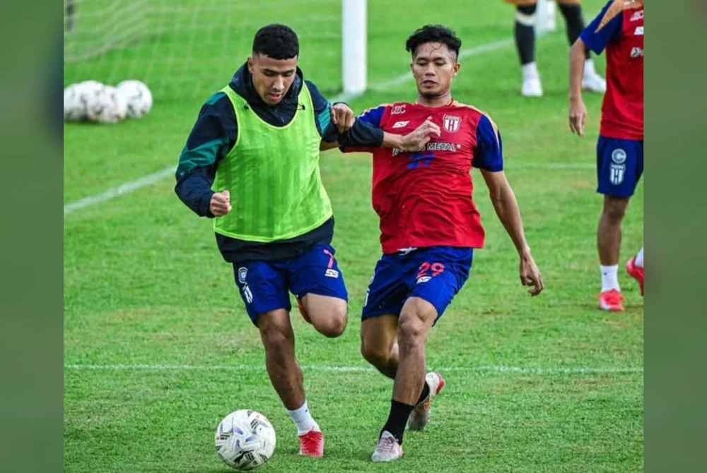 Pemain Kuching City menjalani latihan sebagai persiapan menentang Terengganu dalam perlawanan suku akhir kedua Piala FA di Stadium Negeri. Foto: Kuching City FC