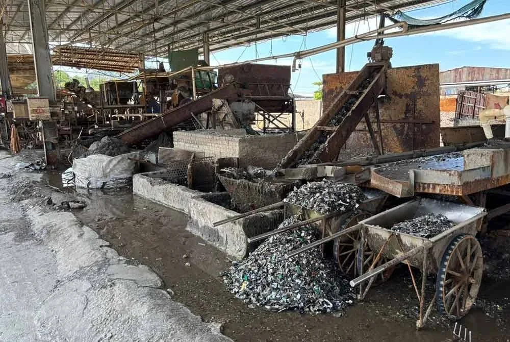 Sisa e-waste yang diproses secara haram di sebuah kilang di Jalan Bukit Tambun, Juru di sini terbongkar selepas diserbu dalam operasi khas Op Hazard pada Isnin.