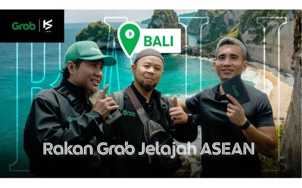 Grab Malaysia diwakili Muhamad Syukri (tengah) ke Indonesia berkolaborasi dengan KS Lagi diwakili hosnya, Sharil Hamdan (kanan) bagi tayangan perdana siri ‘Rakan Grab Jelajah ASEAN’, yang menampilkan semangat bersama yang memacu kemajuan ASEAN.