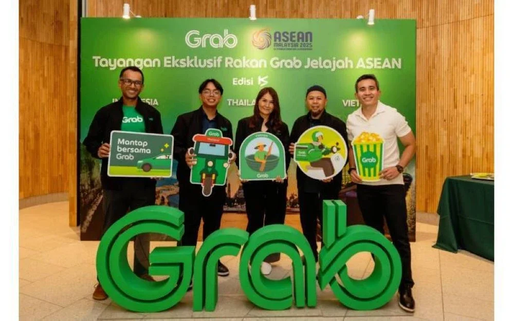 Dari kiri: Rashid Shukor, Pengarah Operasi dan Mobiliti, Grab Malaysia; Rakan Pemandu Grab, Muhamad Aiman Muhamad Shamsudin, Christine Wee Seow Ling, Muhamad Syukri Ghazali; hos KS Lagi, Shahril Hamdan semasa tayangan Rakan Grab Jelajah ASEAN.

