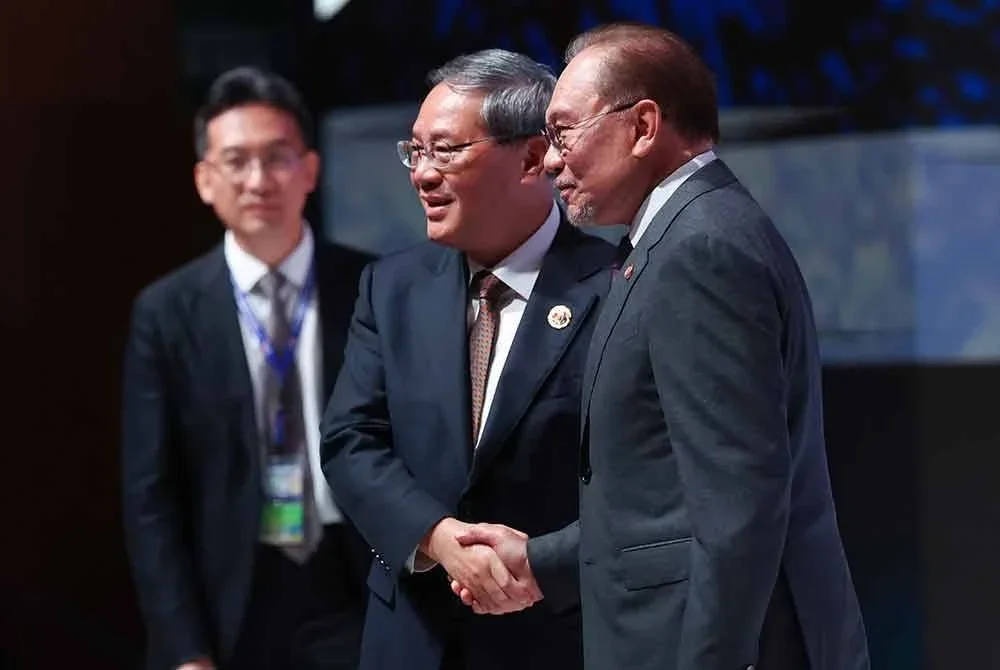 Anwar (kanan) mengadakan perbincangan dengan Li Qiang (tengah) pada mesyuarat dua hala di Kuala Lumpur hari ini. Foto: Bernama