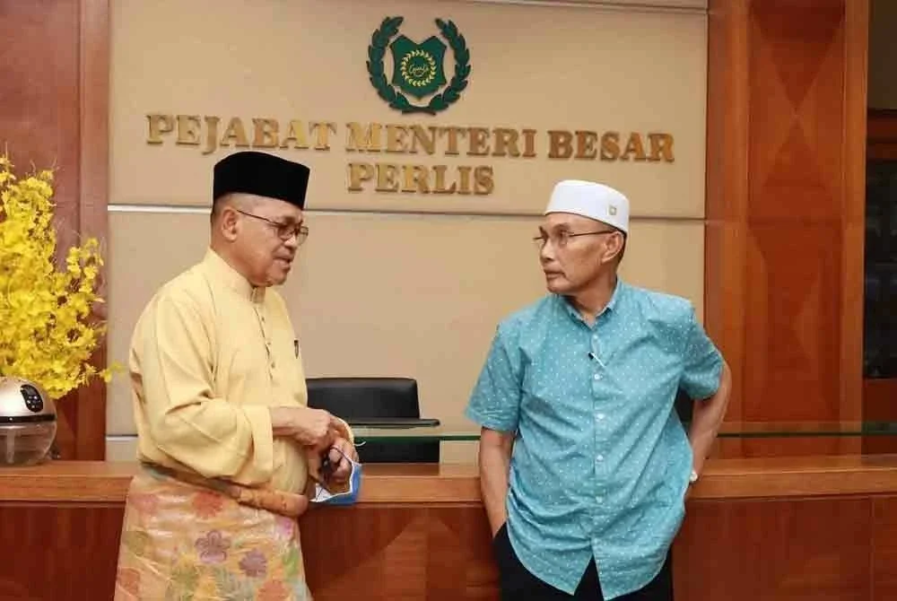 Mohd Shukri (kanan) menyokong pelantikan Shahidan sebagai Pengerusi PN Perlis baharu. Foto FB Mohd Shukri