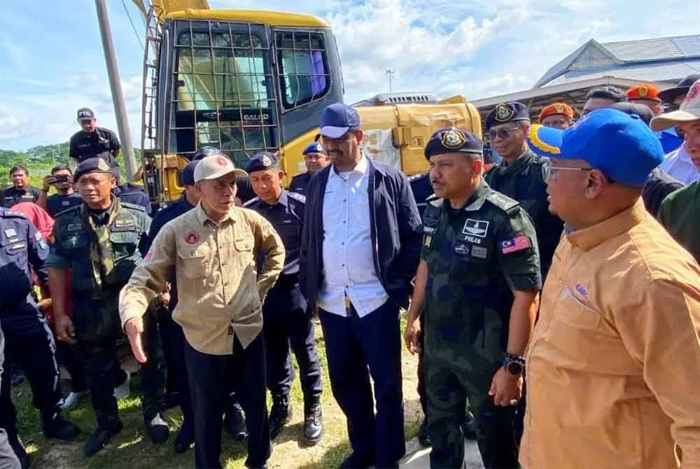 Mohd Yusoff (dua dari kanan) dan Nik Raisnan (tiga dari kanan) turun padang meninjau kerja-kerja perobohan di pangkalan haram Gergaji di Rantau Panjang - Foto:SINAR HARIAN /HAZELEN LIANA KAMARUDIN