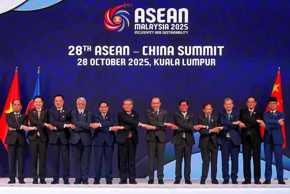 Anwar (enam dari kanan) dan Li Qiang (enam dari kiri) bergambar bersama pemimpin ASEAN pada Sidang Kemuncak ASEAN-China di Kuala Lumpur hari ini. Foto: Bernama