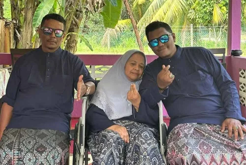 Gambar Shahzrie (kiri) bersama ibu dan adik bongsunya