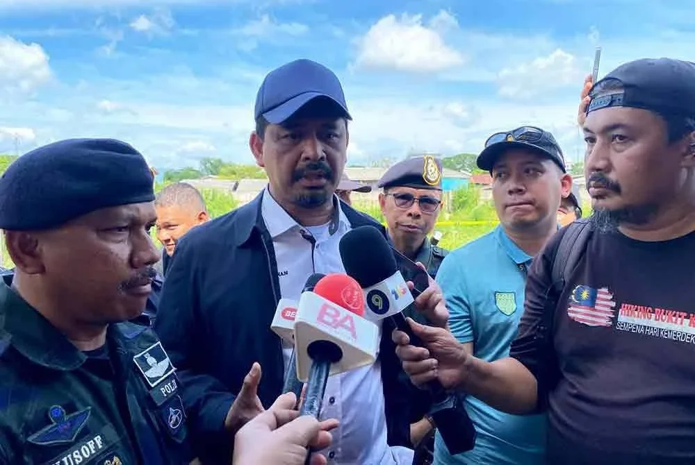 Nik Raisnan (dua dari kiri) bersama Mohd Yusoff (kiri) semasa sidang akhbar selepas turun padang meninjau kerja-kerja perobohan di pangkalan haram Gergaji di Rantau Panjang.Foto:SINAR HARIAN /HAZELEN LIANA KAMARUDIN