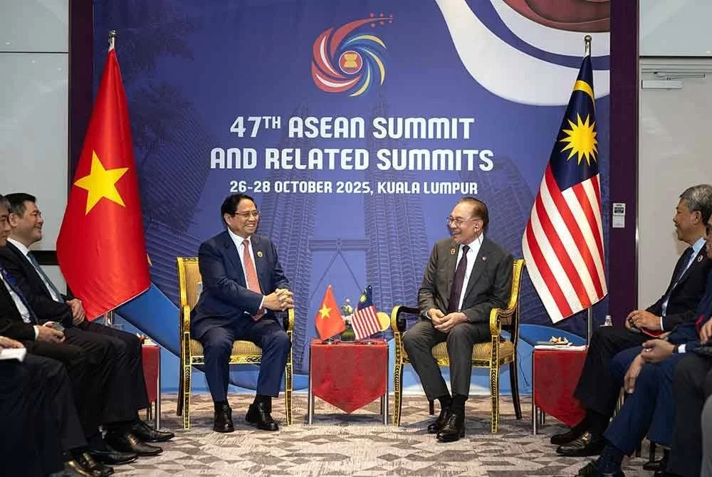 Anwar (dua dari kanan) mengadakan pertemuan dua hala dengan Pham Minh Chinh di Kuala Lumpur hari ini. Foto Bernama