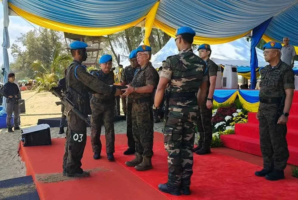 Mohammad Riduan menerima anugerah Pelatih Terbaik Kursus Asas PASKAU Siri 32/25.
