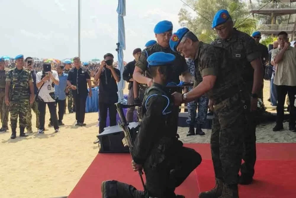 Al-Sultan Abdullah berkenan mencemar duli mengurniakan Beret Biru PASKAU kepada Mohammad Riduan yang telah tamat menjalani latihan kepakaran PASKAU baru-baru ini.