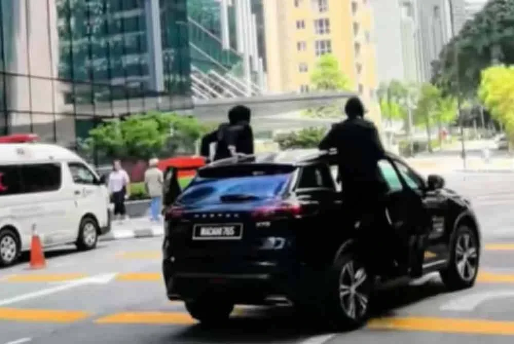 Aksi dua pengawal wanita Malaysia yang cekap ketika bertugas mengiringi delegasi asing pada Sidang Kemuncak ASEAN ke-47 tular di media sosial. - Foto Agensi