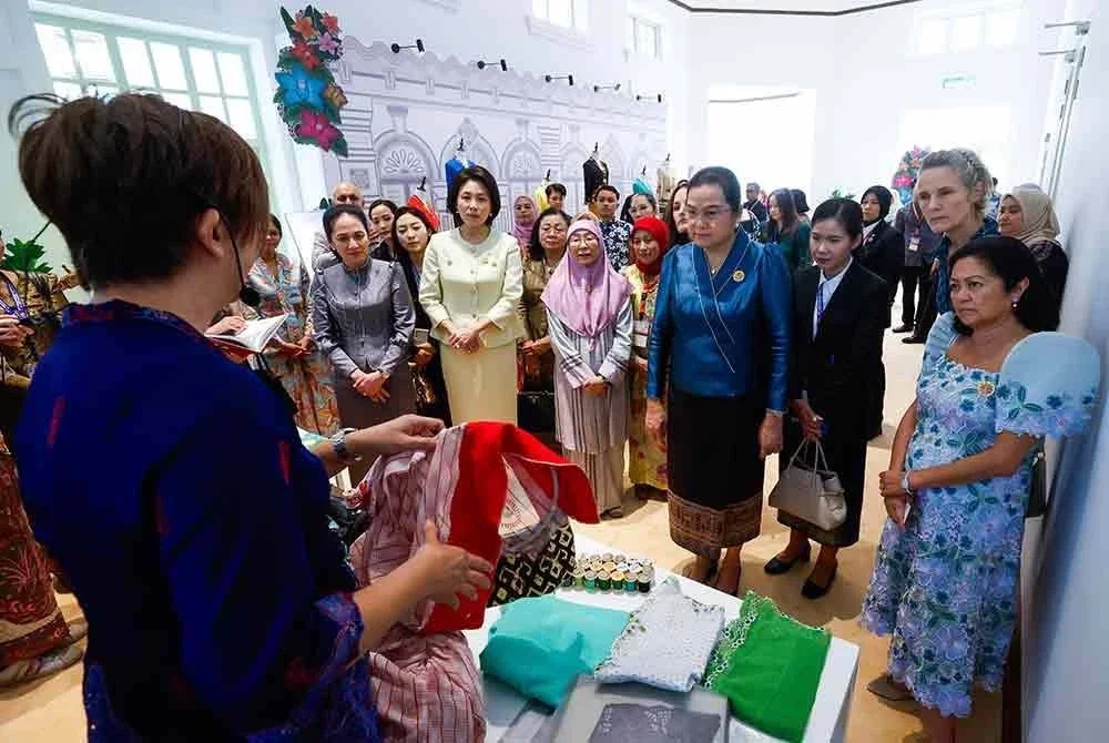 Yu Lin (kiri) ketika mengadakan demonstrasi sulaman kebaya dan menyampaikan taklimat mengenai koleksi ‘Kebaya UNESCO’ kepada pasangan ketua negara dan kerajaan pada Program Pasangan sempena Sidang Kemuncak ASEAN ke-47 di Carcosa Seri Negara pada Isnin. Foto Bernama