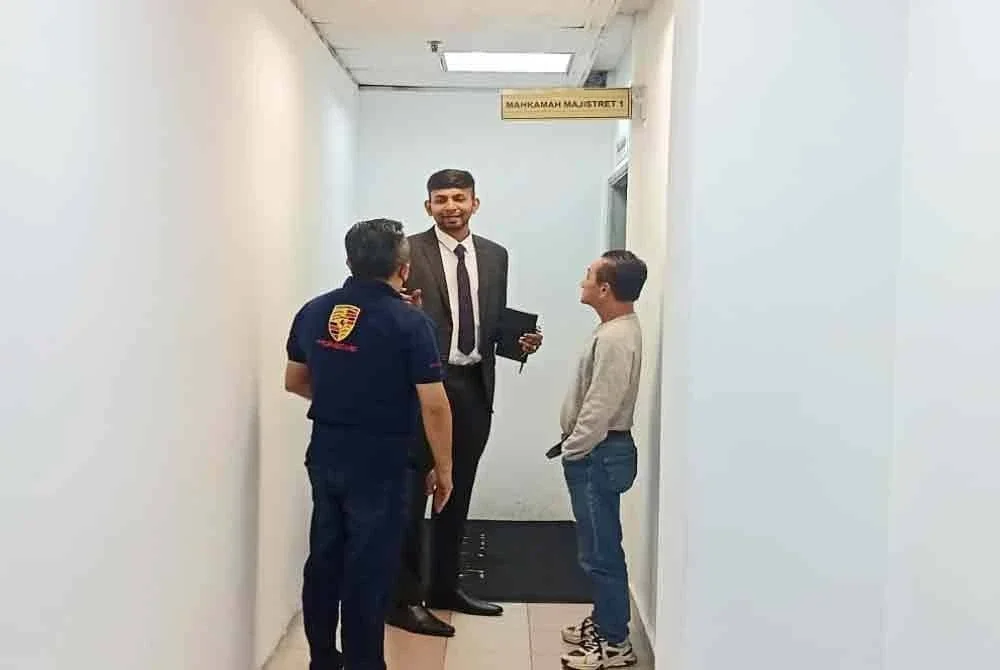 Partiben (tengah) bersama dua tertuduh hadir ke Mahkamah Majistret Shah Alam pada Selasa.