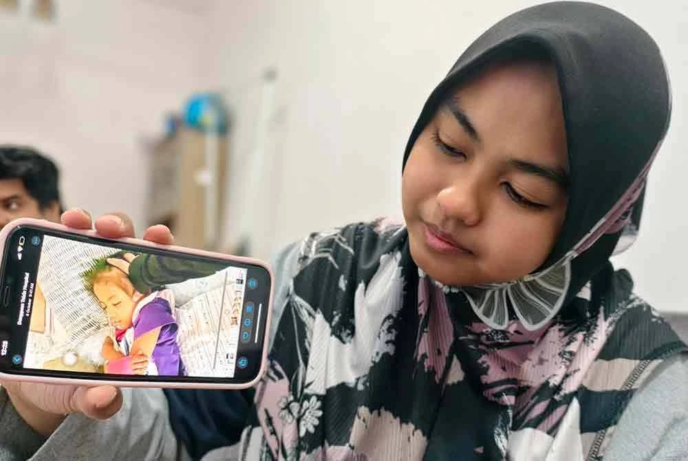 Nurul Nadiah menunjukkan Aya ketika dirawat di China