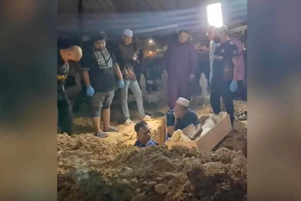 Jenazah Aya selamat dikebumikan di Tanah Perkuburan Islam Bandar Ainsdale, Ahad lalu