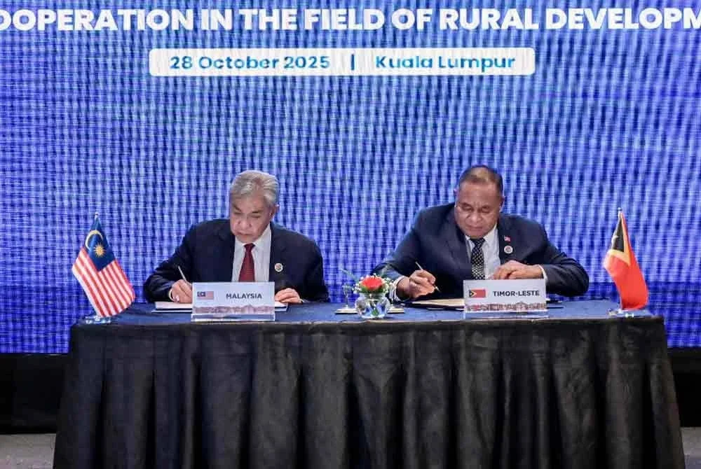 Ahmad Zahid (kiri) bersama Bendito pada Majlis Menandatangani Memorandum Persefahaman (MoU) antara Kerajaan Malaysia dan Timor-Leste mengenai kerjasama dalam bidang pembangunan luar bandar di Kuala Lumpur hari ini. Foto: Bernama