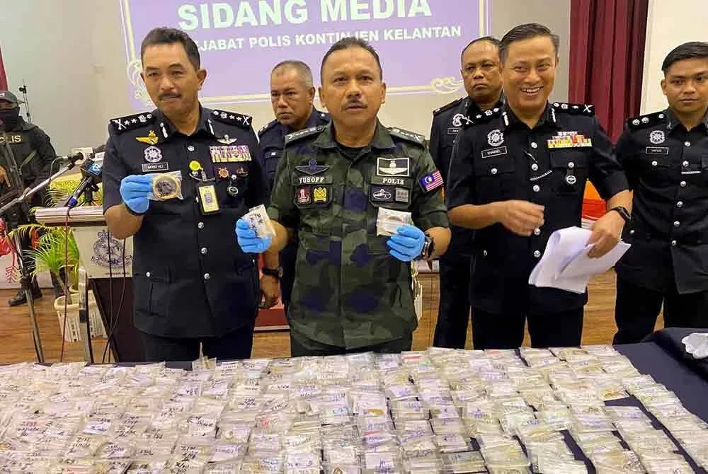 Mohd Yusoff (dua dari kiri) sebahagian daripada 10.9 kg emas yang disamun bernilai RM5.7 juta di sebuah kedai pajak gadai di Pasir Mas pada 21 Oktober lalu.Foto:SINAR HARIAN/HAZELEN LIANA KAMARUDIN