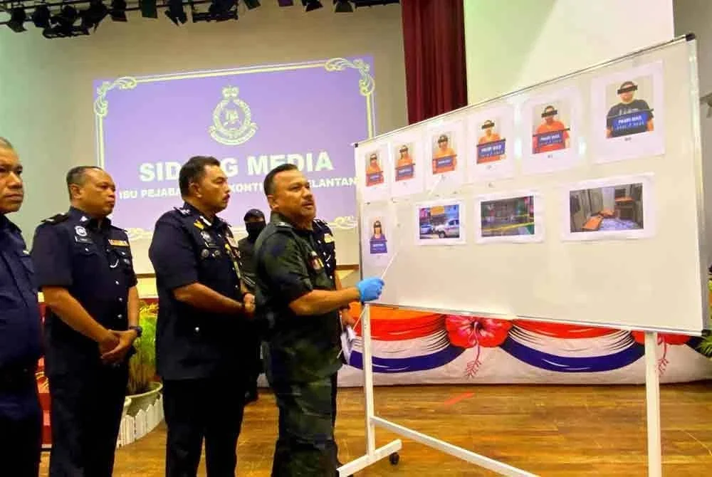 Mohd Yusoff menunjukkan tangkapan yang dibuat semasa sidang media di IPD Pasir Mas pada Selasa. Foto:SINAR HARIAN/HAZELEN LIANA KAMARUDIN
